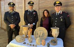 Campo di mare, restituiti 54 reperti archeologici, vasi etruschi, crateri e votivi anatomici al museo civico di Cerveteri
