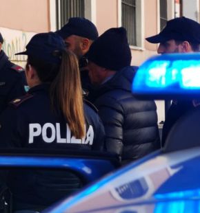 Roma, nascondigli della droga sempre più di fantasia scoperti dalla Polizia, 9 pusher in manette, sequestrati 400 gr. Roma, nascondigli della droga sempre più di fantasia scoperti dalla Polizia, 9 pusher in manette, sequestrati 400 gr.