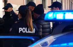 Roma, nascondigli della droga sempre più di fantasia scoperti dalla Polizia, 9 pusher in manette, sequestrati 400 gr.