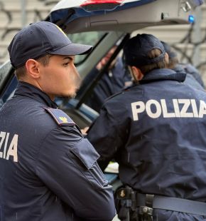 Roma, furti con auricolare per dirigere le incursioni tra i tavolini dei bar e shopping nei grandi magazzini, 5 arresti