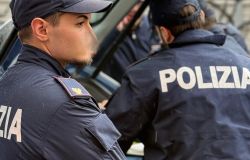 Roma, furti con auricolare per dirigere le incursioni tra i tavolini dei bar e shopping nei grandi magazzini, 5 arresti