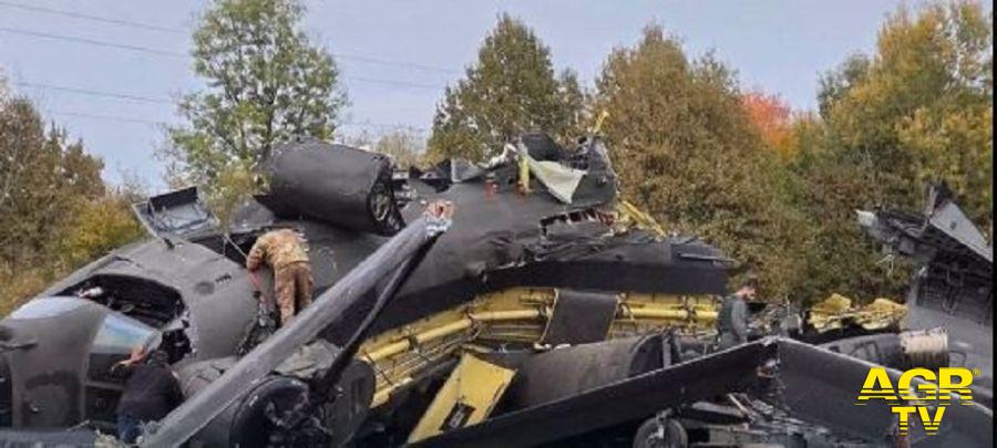 Il relitto del Chinook ICH-47F dell'Esercito Italiano spezzato in più tronconi a Gorice, nei pressi di Brčko. I soccorritori sul luogo dell'impatto (Fermo immagine: Fonte Rai TG3/Esclusiva Klix.ba) Il relitto del Chinook ICH-47F dell'Esercito Italiano spezzato in più tronconi a Gorice, nei pressi di Brčko. I soccorritori sul luogo dell'impatto (Fermo immagine: Fonte Rai TG3/Esclusiva Klix.ba)