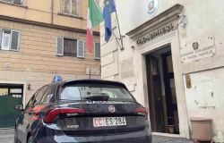 Roma, provano a rimuovere la targa di una Smart parcheggiata negli stalli di Palazzo Madama, denunciati due turisti cechi