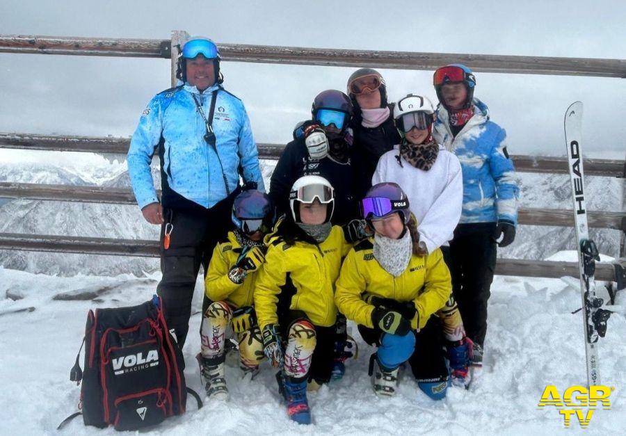 Il gruppo delle 'children' convocate in Val Senales con il tecnico Restante Il gruppo delle 'children' convocate in Val Senales con il tecnico Restante