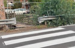 le strisce pedonali in via Collettore Primario che finiscono dinanzi ad una rete che impedisce l'attraversamento pedonaler ph credit Gaetano Di Staso