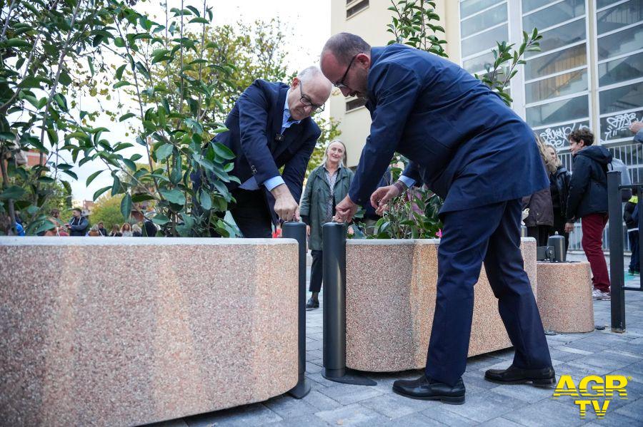 via_gaetano_astolfi il sindaco Gualtieri ed il presidente del Municipio Lanzi sistemano le fioriere ph credit comune di Roma via_gaetano_astolfi il sindaco Gualtieri ed il presidente del Municipio Lanzi sistemano le fioriere ph credit comune di Roma