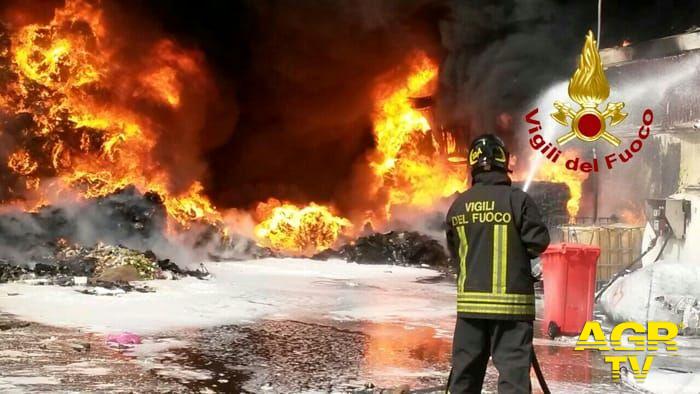 Incendio alla 'Eco X' di Pomezia Incendio alla 'Eco X' di Pomezia