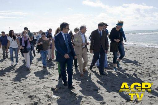 Ostia, passeggiata disobbediente sul lungomare