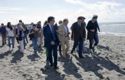 Ostia, passeggiata disobbediente sul lungomare