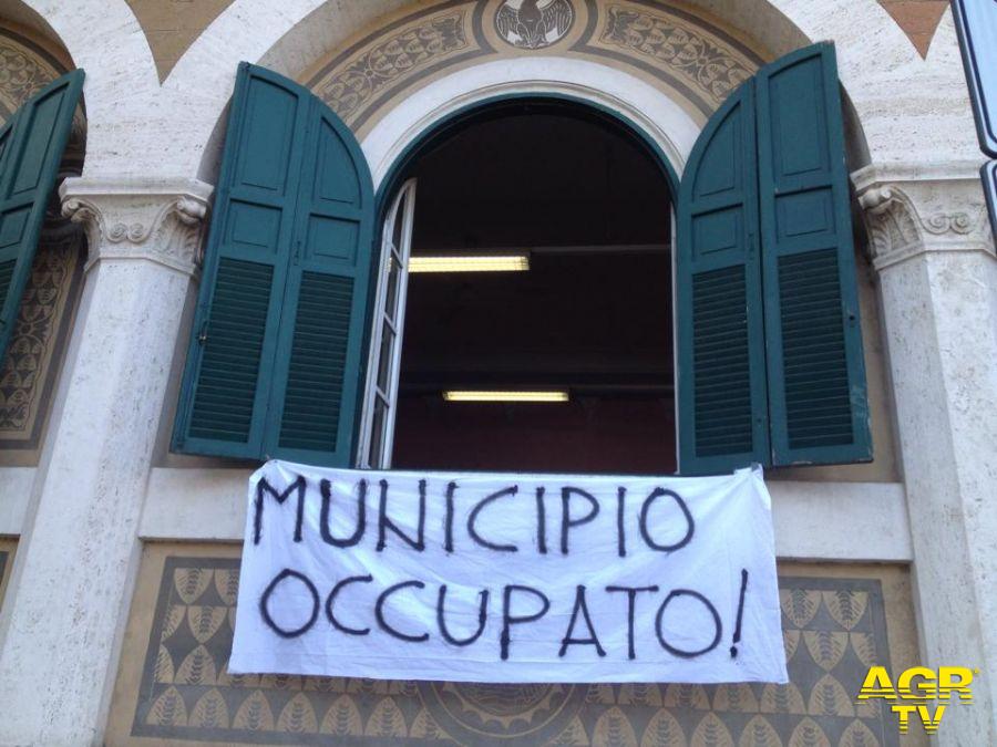 Ostia, emergenza casa, occupato il Municipio