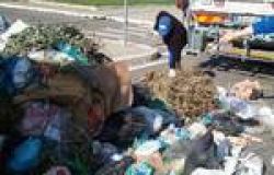 Ostia, cassonetti stracolmi di immondizia nelle strade