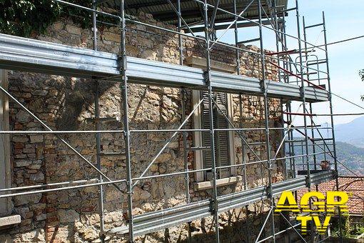 Ostia Antica, via i ponteggi dalle mura medioevali Ostia Antica, via i ponteggi dalle mura medioevali