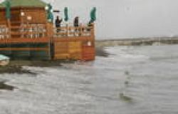 Ostia, spiagge abbandonate, l'Happy Surf torna ai proprietari