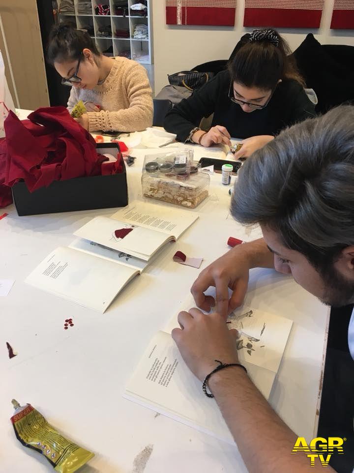 Un libro di poesia vestito...dall'alta moda Un libro di poesia vestito...dall'alta moda