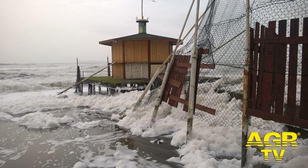 Ostia, schiuma biancastra in spiaggia