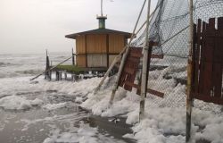 Ostia, schiuma biancastra in spiaggia