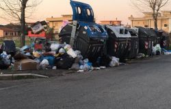 Acilia, l'AMA si dimentica di svuotare i cassonetti