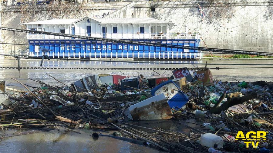Marevivo, sul Tevere un'isola di rifiuti Marevivo, sul Tevere un'isola di rifiuti