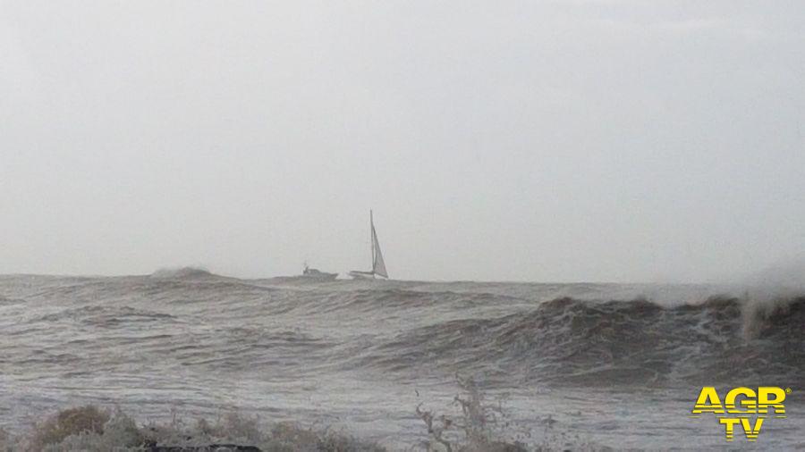 Mare d'Inverno, la Capitaneria salva dal naufragio un'imbarcazione