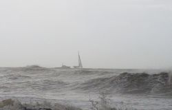 Mare d'Inverno, la Capitaneria salva dal naufragio un'imbarcazione