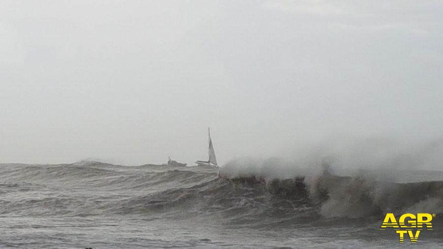 Mare d'Inverno, la Capitaneria salva dal naufragio un'imbarcazione