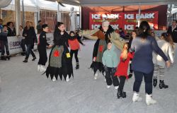 Roma, negli Ice Park la Befana arriva sui pattini