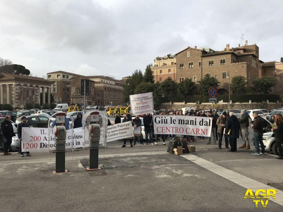 Roma, protesta dei lavoratori del Centro Carni