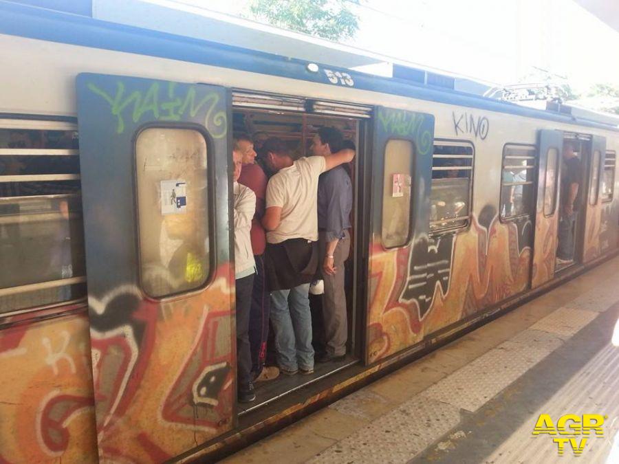 Roma-Lido, ancora un guasto, rivolta dei pendolari Roma-Lido, ancora un guasto, rivolta dei pendolari