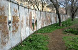 Ostia, pannelli per manifesti elettorali nei giardini pubblici