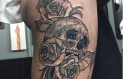 Roma, tatuaggi rosa allo Sheraton