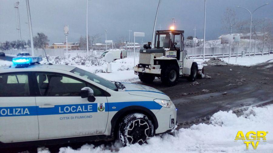 Fiumicino, emergenza neve mezzi spargisale in azione