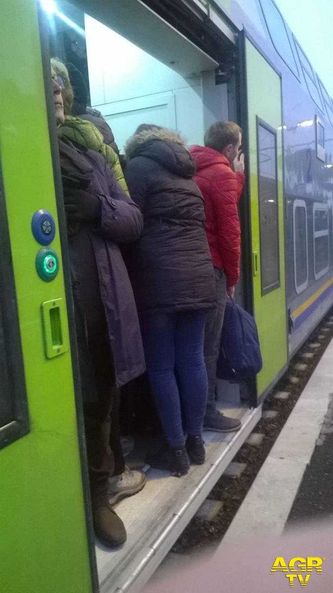 Maccarese e Palidoro senza treni, stazione presa d'assalto Maccarese e Palidoro senza treni, stazione presa d'assalto