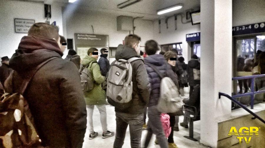 Maccarese e Palidoro senza treni, stazione presa d'assalto Maccarese e Palidoro senza treni, stazione presa d'assalto