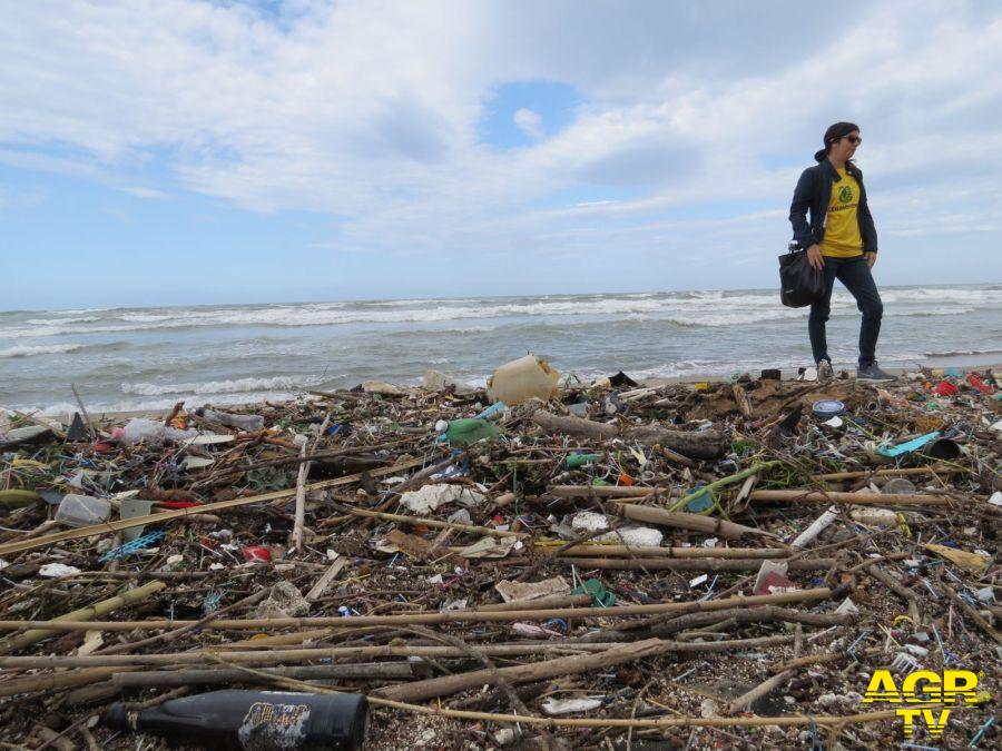 Spiagge invase da dischetti di plastica