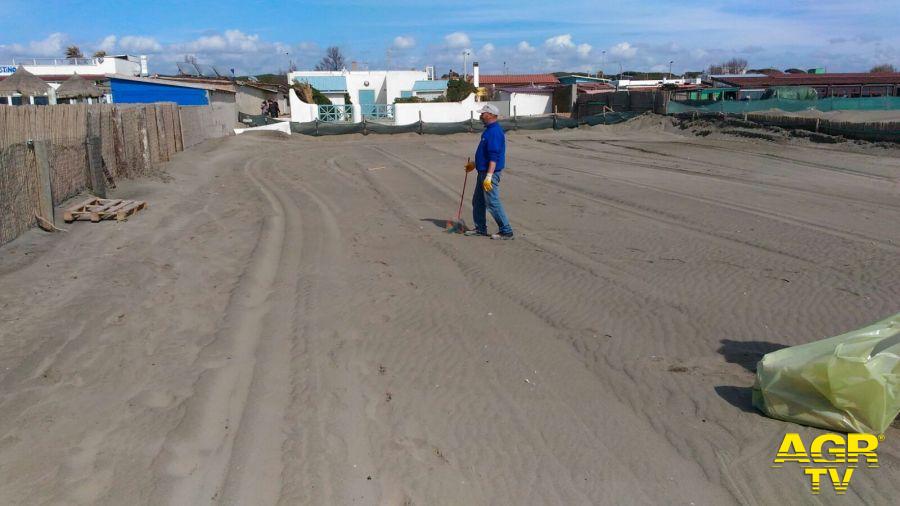 Fiumicino, spiagge pulite per accogliere i turisti