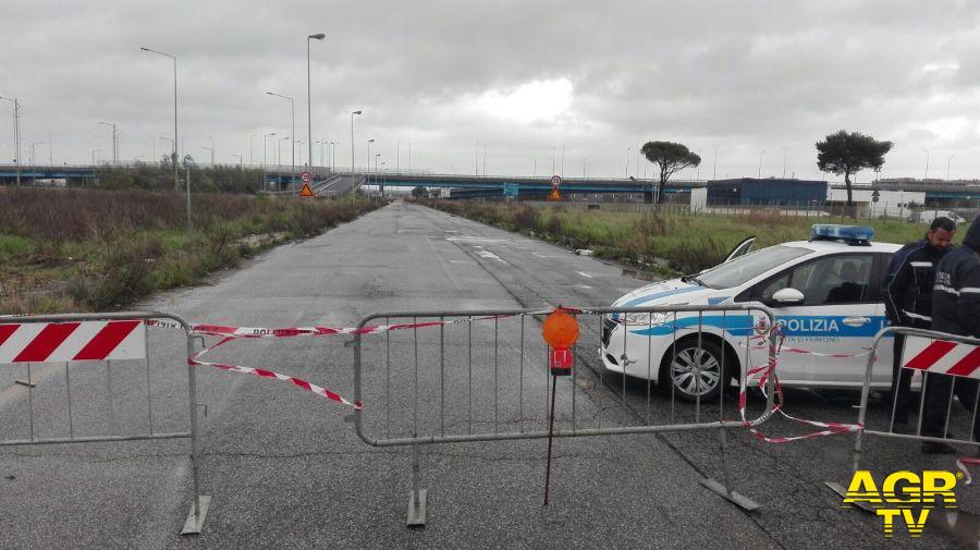 Fiumicino, strada consortile con le buche, chiusa Fiumicino, strada consortile con le buche, chiusa