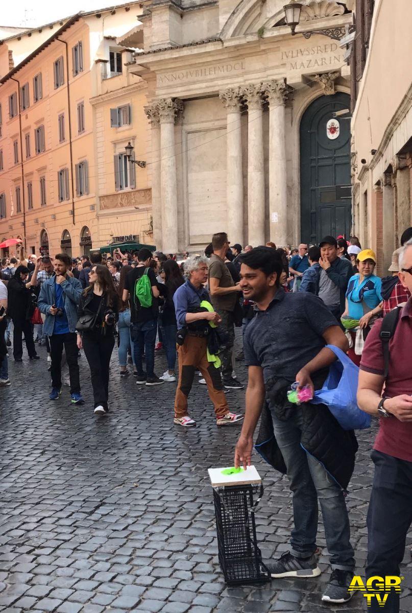 Roma, centro invaso dagli ambulanti