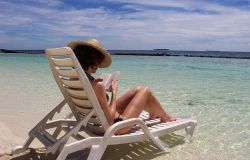 Ostia, un buon libro sotto l'ombrellone