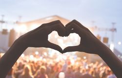 Viaggiatori in tournèe per seguire i grandi eventi musicali