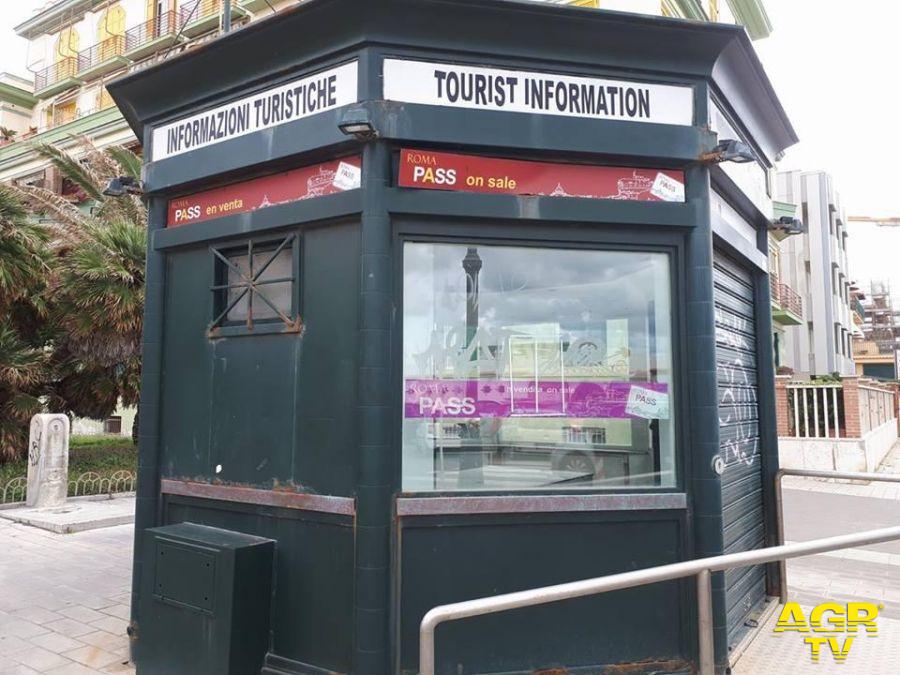 Ostia, infopoint turistico, oramai solo un monumento inutile