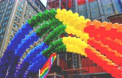 Ostia, ammainata da un consigliere di Casapound la bandiera arcobaleno