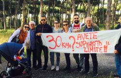 Colombo, ripristinare il manto stradale, no al taglio dei pini