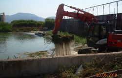 Terracina, rimosse erba e detriti dallo sgrigliatore, spiagge più pulite