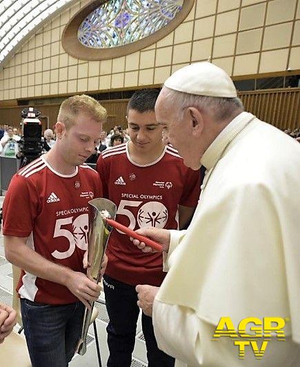 Il Papa  benedice la fiaccola di Special Olympics