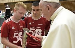 Il Papa  benedice la fiaccola di Special Olympics