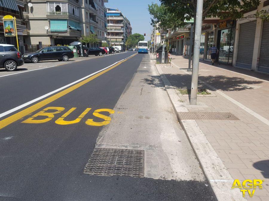 Ostia, riasfaltano la strada a metà