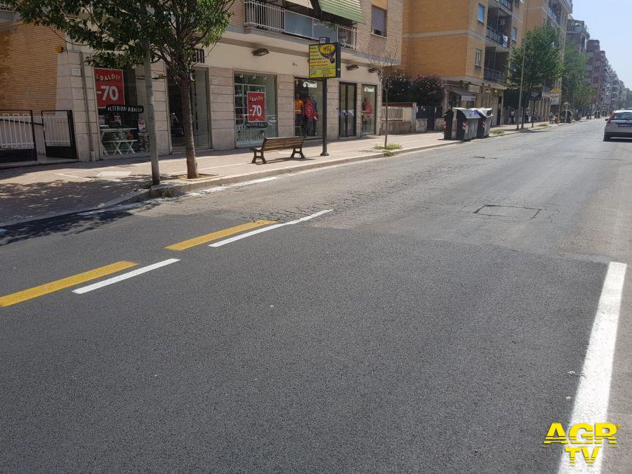 Ostia, riasfaltano la strada a metà