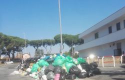 Roma, discariche e cumuli di rifiuti anche ad agosto