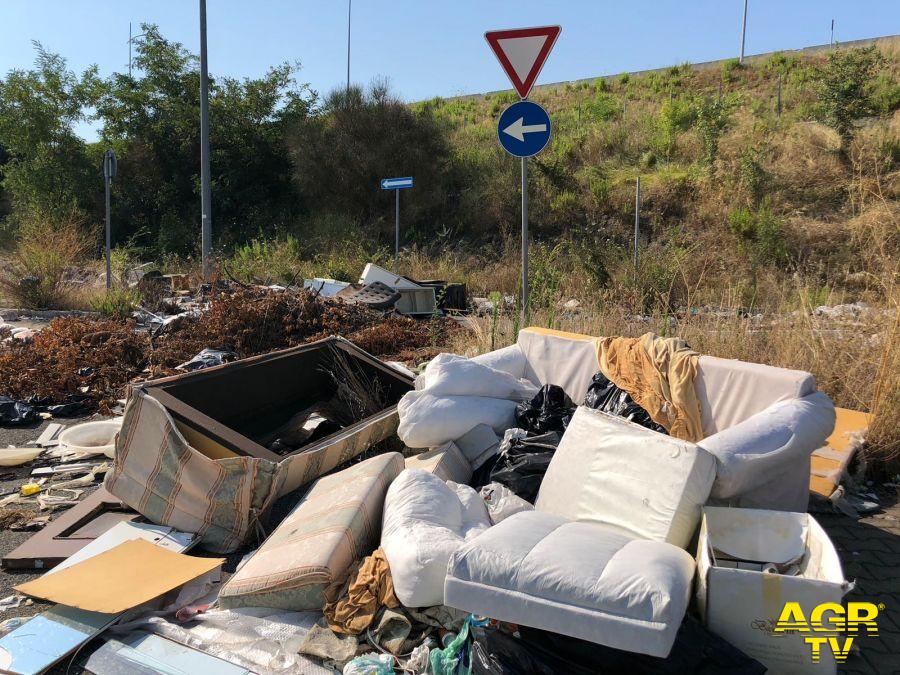 Roma, discariche e cumuli di rifiuti anche ad agosto