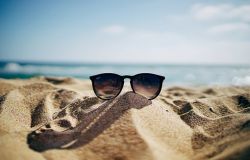 Occhiali da sole i più dimenticati sotto l'ombrellone